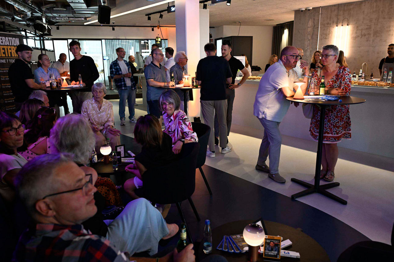 Gruppe von Personen in der neuen VR-Bar