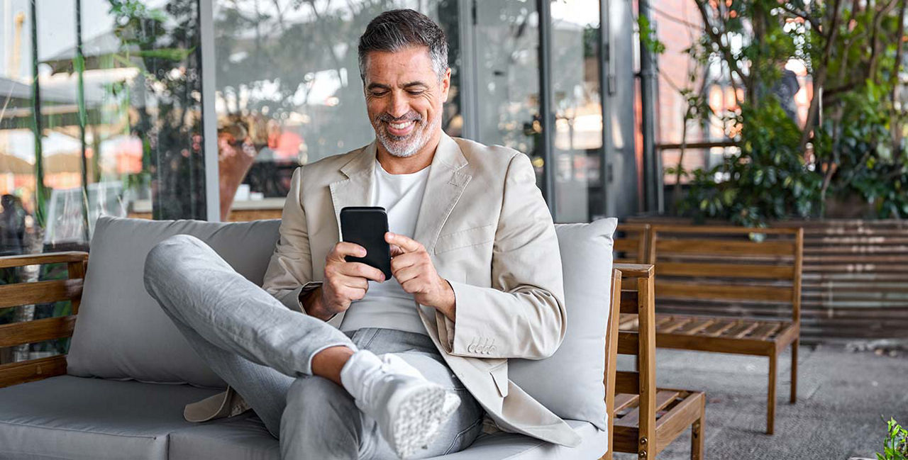 Mann beim online-trading in der GENO Broker App