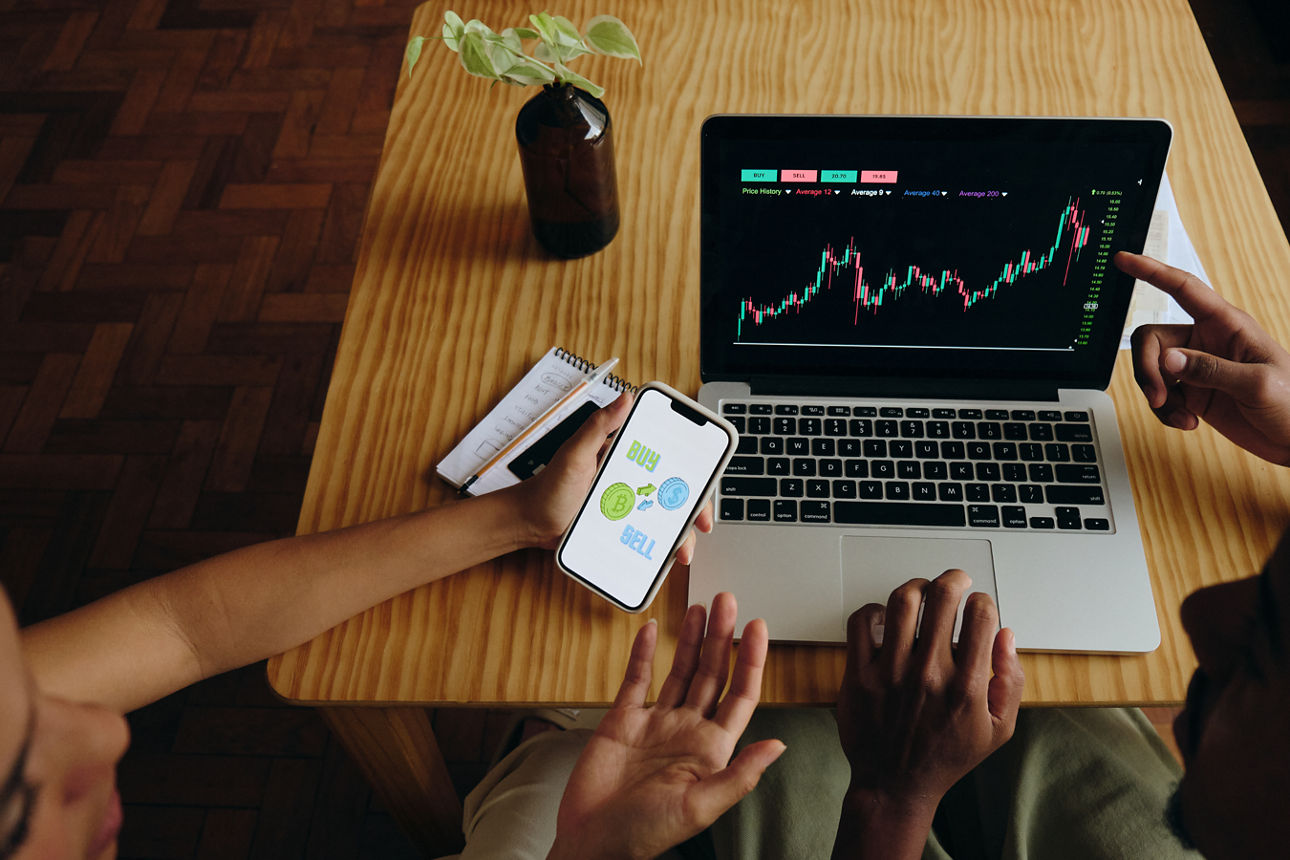 Computer mit Aktiencharts