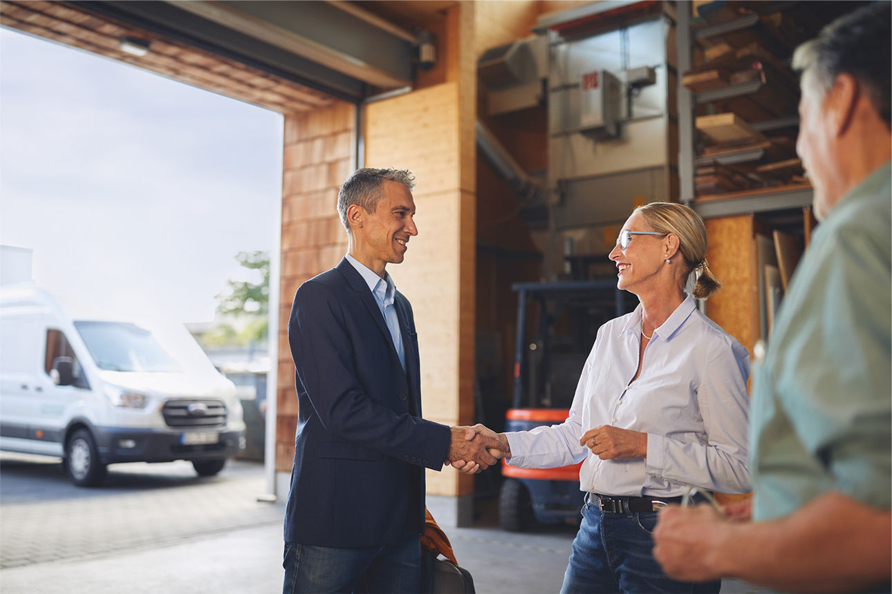 Eine Geschäftsführerin empfängt einen Berater in einer Produktionshalle