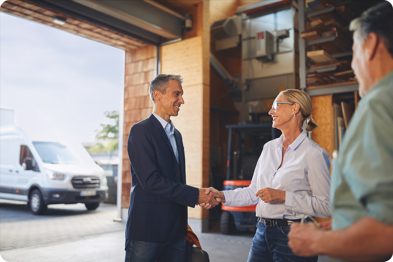 Eine Geschäftsführerin empfängt einen Berater in einer Produktionshalle