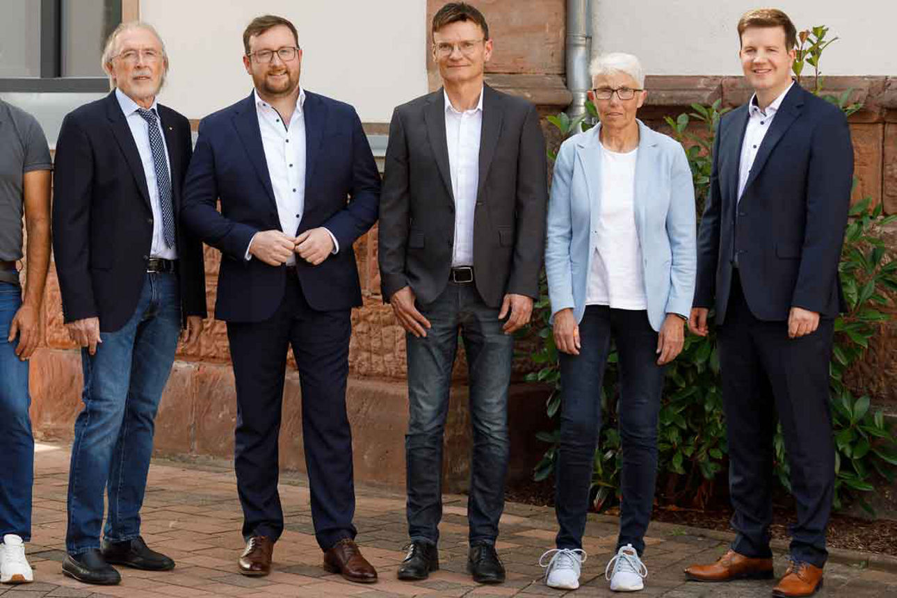 Der Vorstand und Aufsichtsrat der Bank vor einem Gebäude