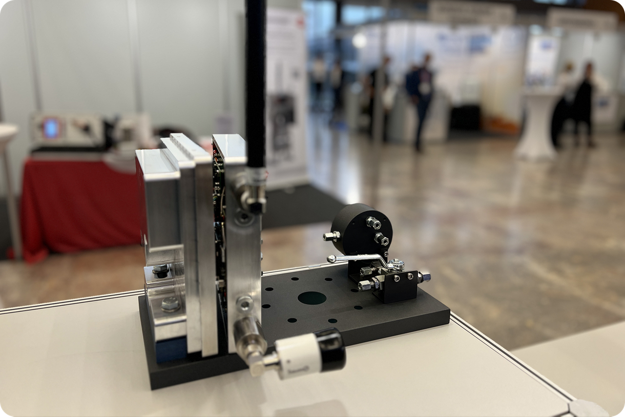 Nahaufnahme eines technischen Mess- und Analysesystems auf einem Messestand während einer Fachveranstaltung