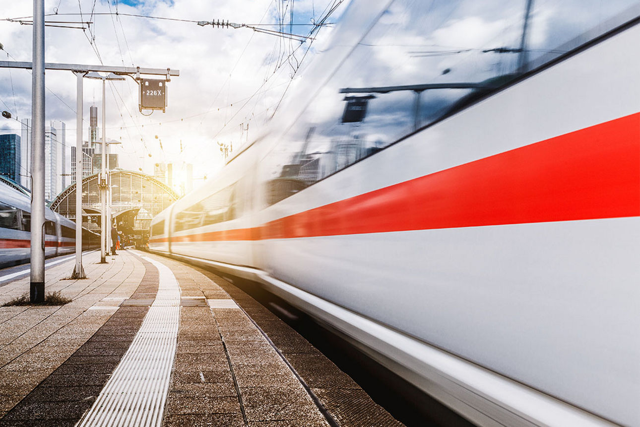 Eine Ice fährt an einem Gleis entlang