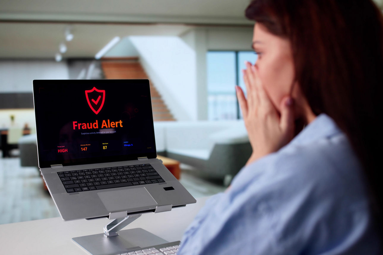 Schockierte Frau ohne Cyber-Versicherung