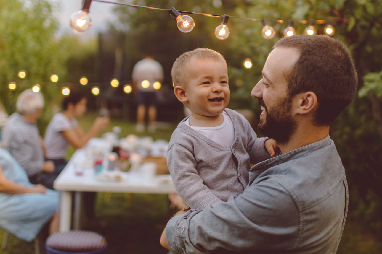 Glücklicher Vater dank abgeschlossener DEVK-Haftpfichtversicherung