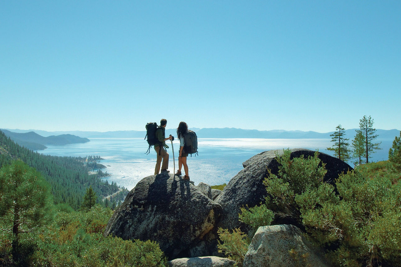 Junges Reisepaar reist unbesorgt dank Reiseversicherung der DEVK