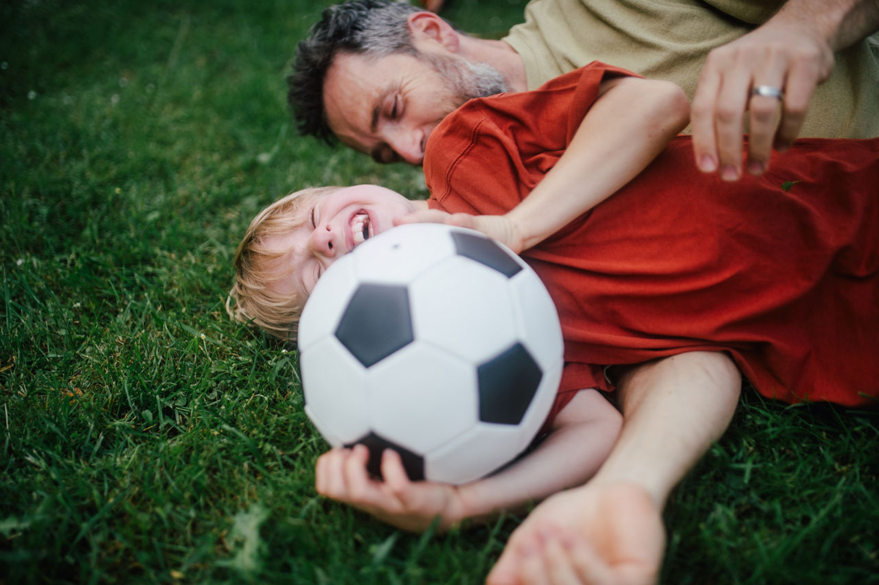 Fußballspielender Sohn ist dank privater Unfallversicherung abgesichert