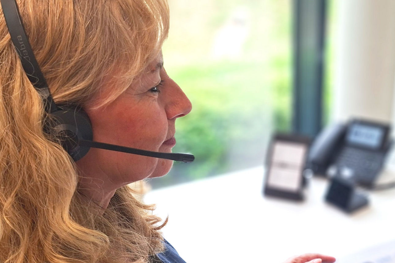 Frau mit Headset