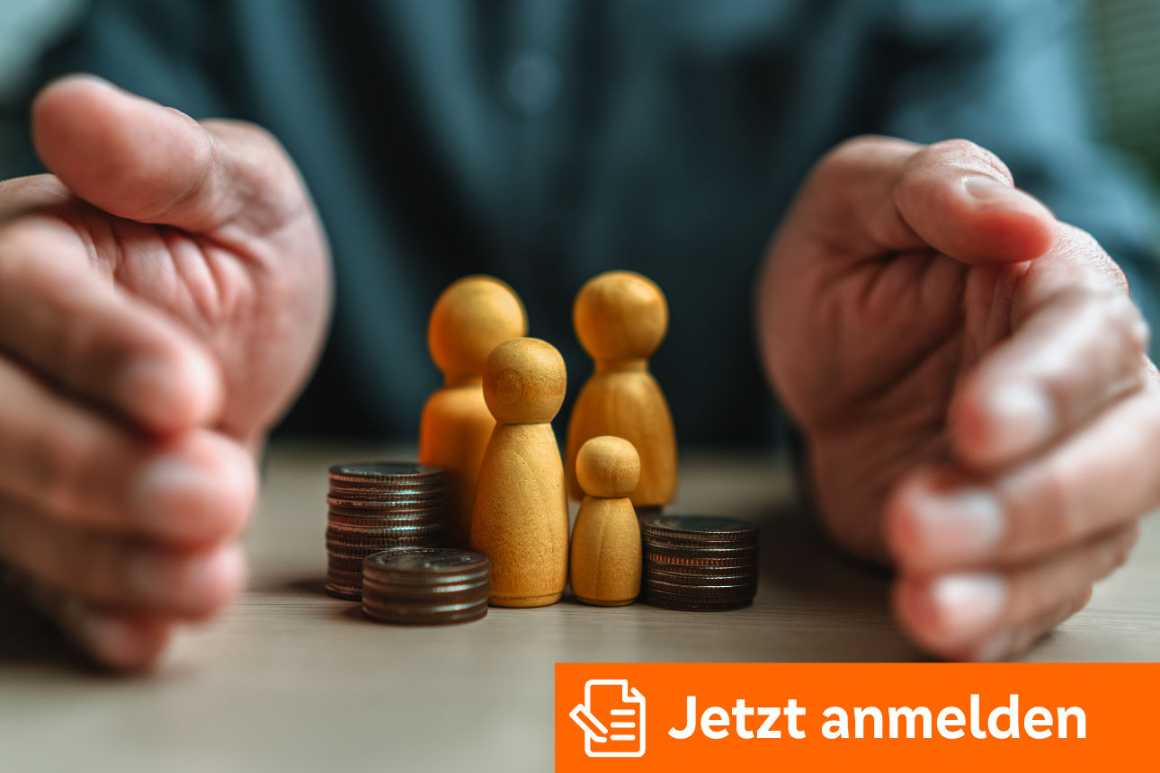 Hände schützen Holzfiguren einer Familie, die zwischen gestapelten Münzen stehen.