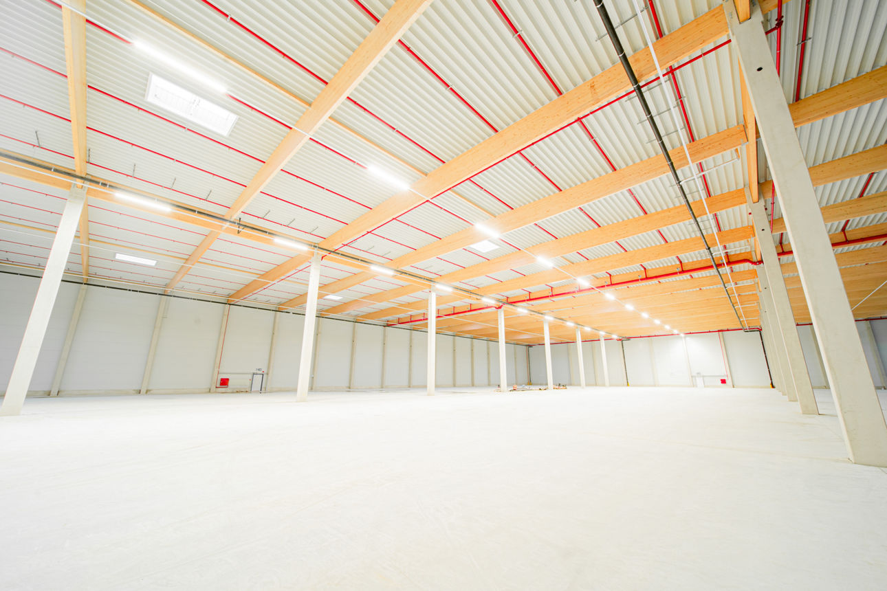 Die Energiewende erreicht die Logistik Aufnahme einer leeren Lagerhalle