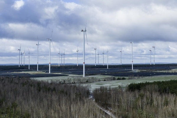 Foto von Windkraftanlagen in der Natur