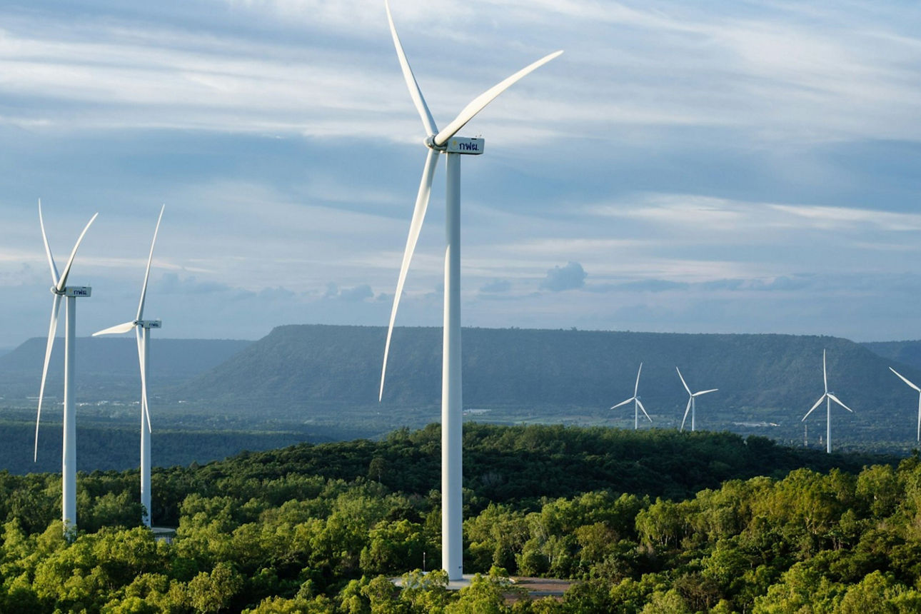 Windräder in der Landschaft