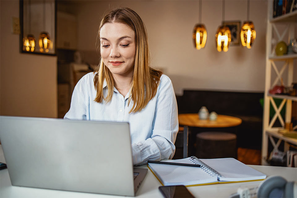 Junge Frau arbeitet an Ihrem Laptop