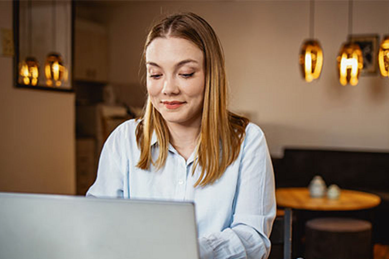 Eine junge Frau arbeitet an ihrem Laptop