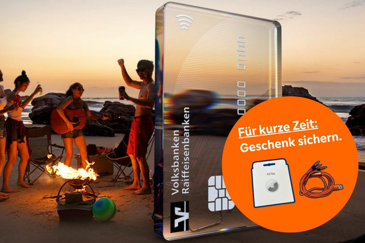 Junge Erwachsene feiern am Lagerfeuer am Strand