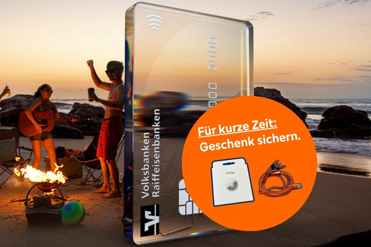 Junge Erwachsene feiern am Lagerfeuer am Strand