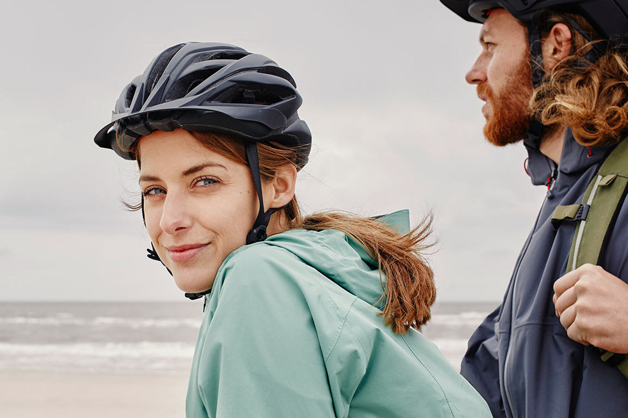 Junges Paar beim Fahrradausflug an der Küste