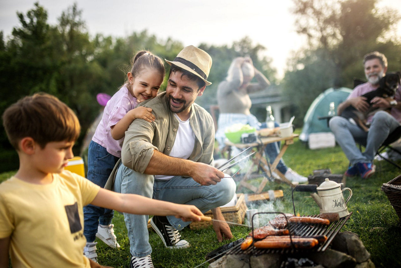 dispokredit-volksbank-raiffeisenbank-familie-feiert-grillt.jpg