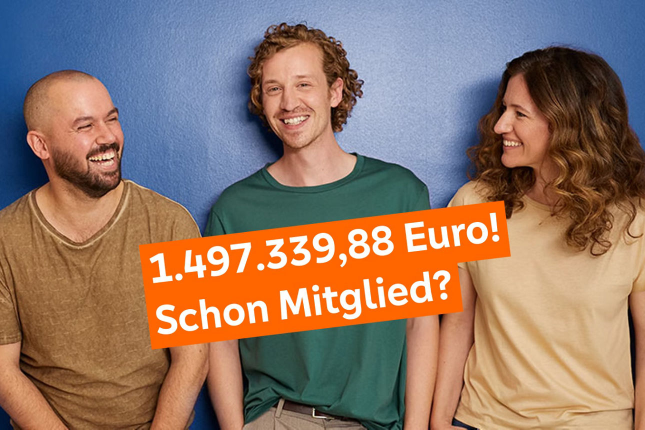 Drei fröhliche Menschen vor einer blauen Wand.