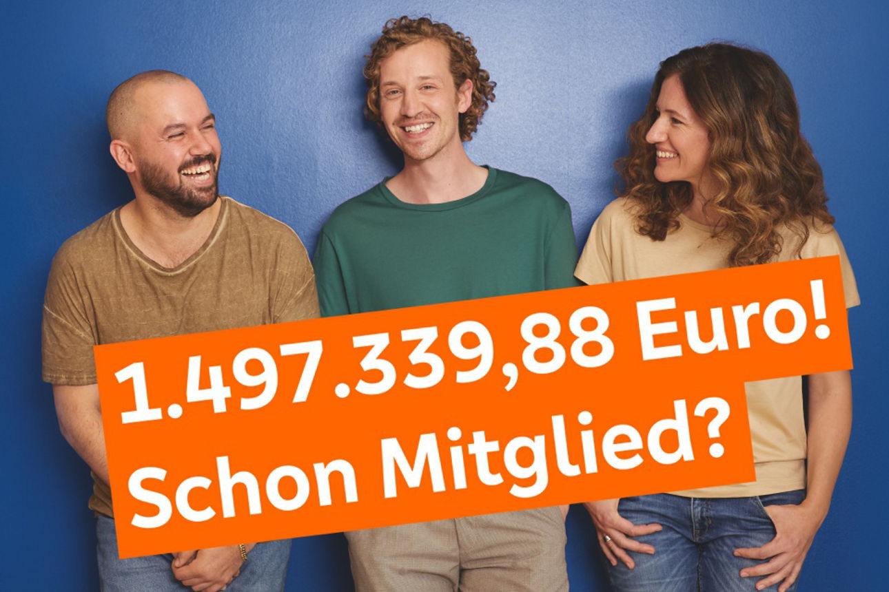 Drei fröhliche Menschen  vor einer blauen Wand.