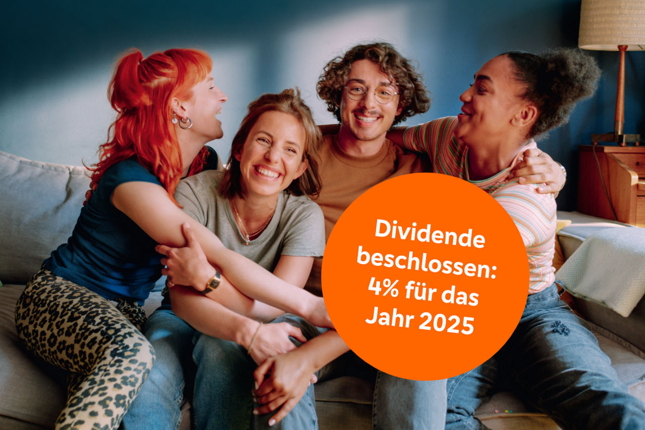 Vier junge Leute sitzen auf einem Sofa und freuen sich
