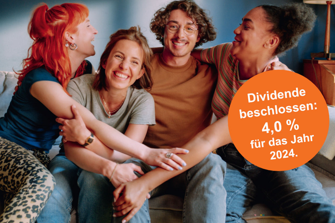 Vier junge Leute sitzen auf einer Couch und lachen