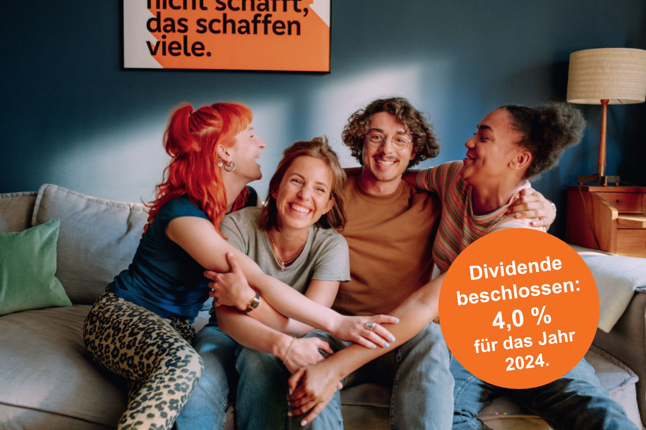 Vier junge Leute sitzen auf einem Sofa und freuen sich