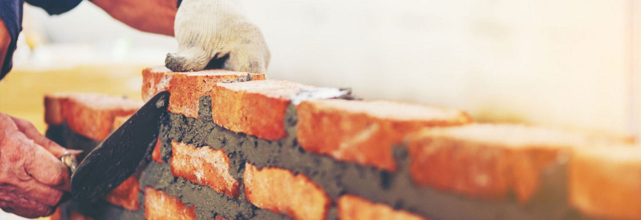 Eine Mauer wird gebaut