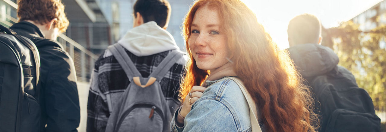 Junge Frau blickt in die Kamera