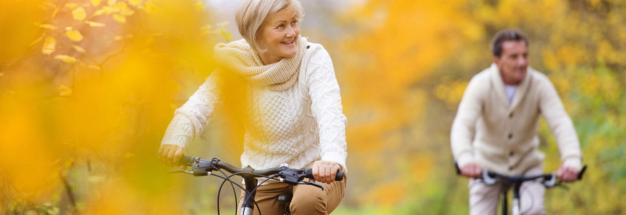Radfahrer im herbstlichen Wald
