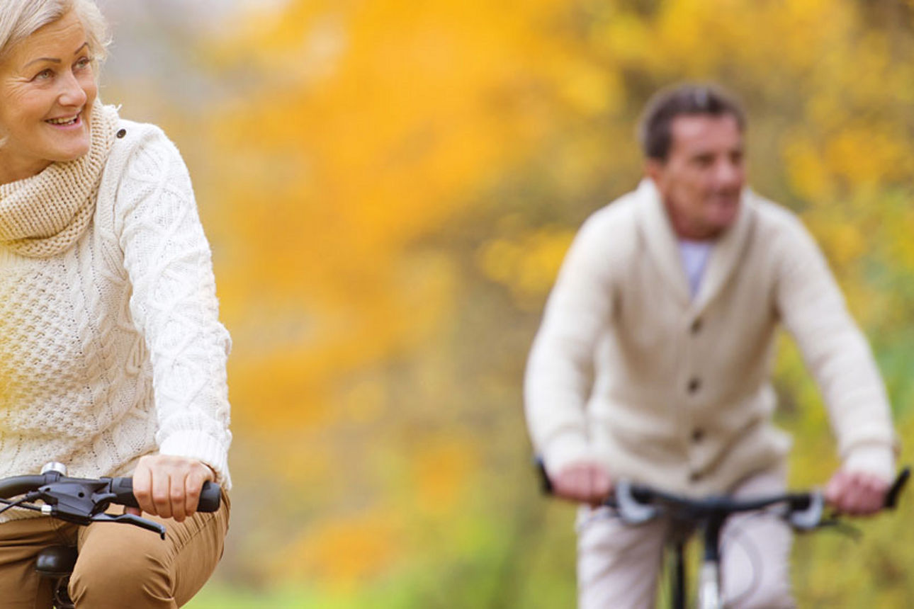 Zwei Fahrradfahrer im Herbst