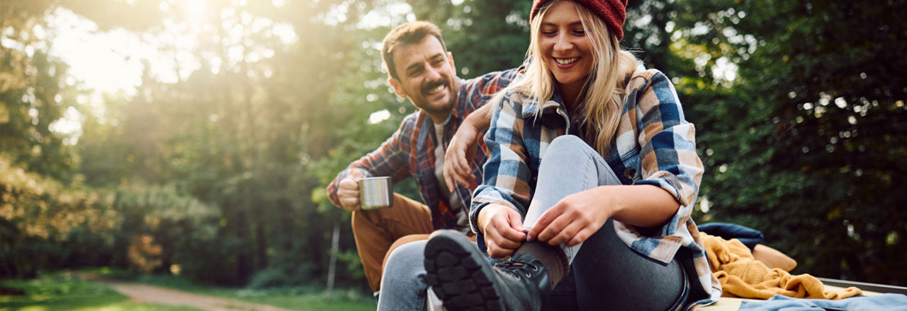 Wanderer sitzen im Wald und pausieren