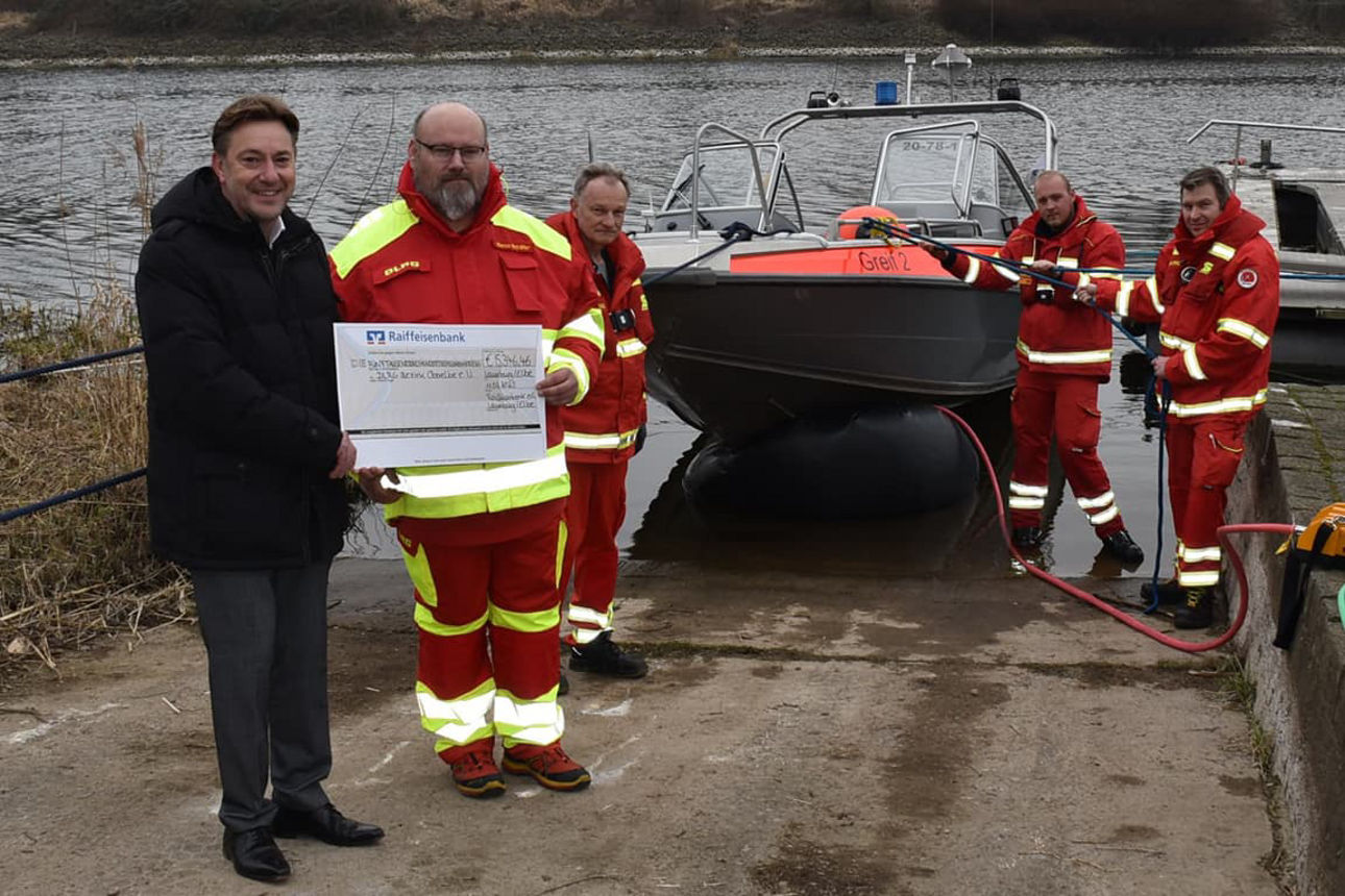 Thomas Göthling und die Lauenburger Wasserretter bei der symbolischen Scheckübergabe für zwei Hebekissen