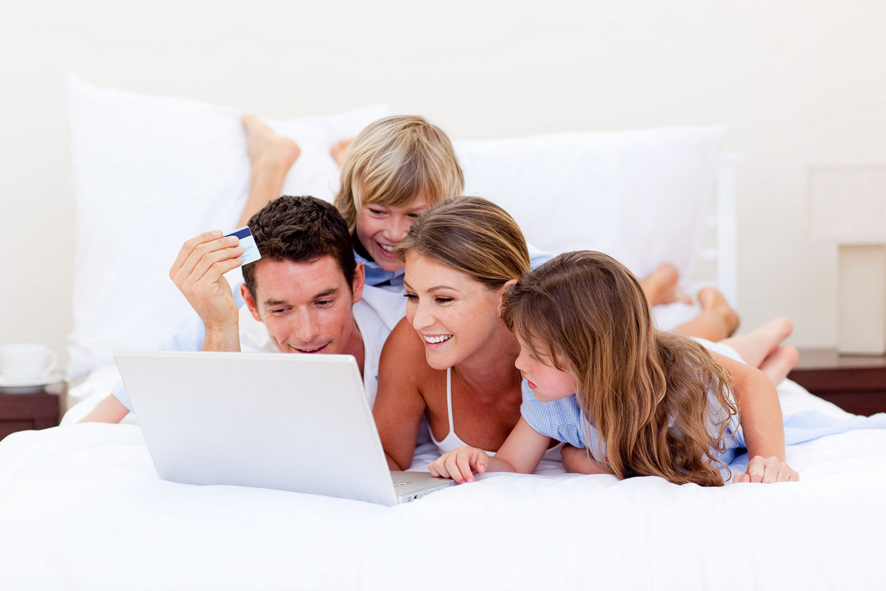 Familie mit einem Laptop