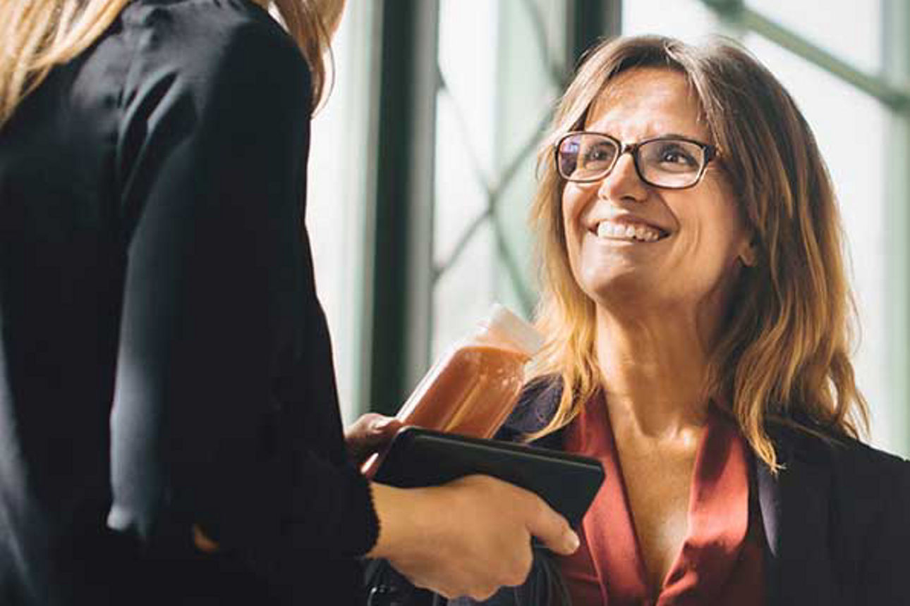 Festgeld für Kunden - Frau mit Brille im Gespräch