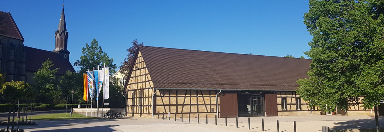 Ansicht der Domänenhalle Sonnefeld mit Klosterkirche im Hintergrund