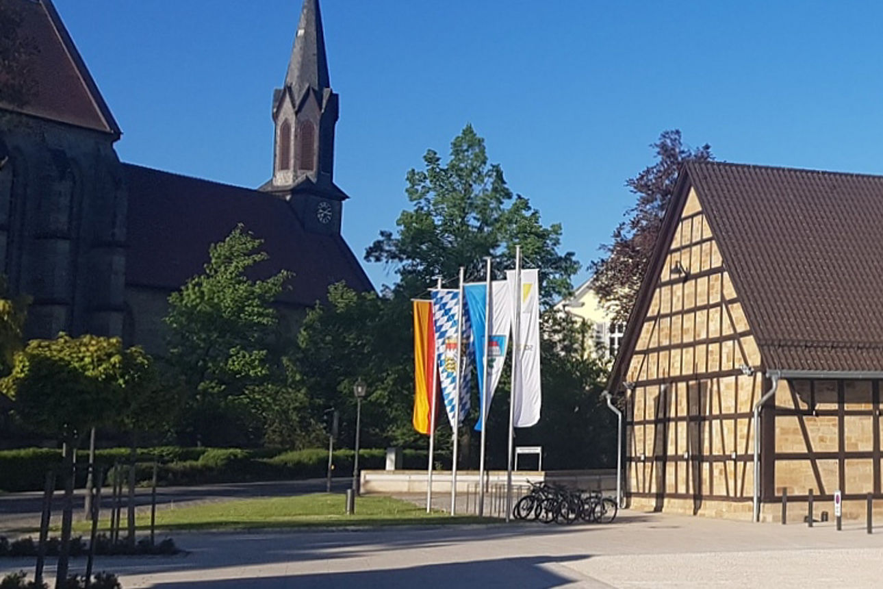 Ansicht der Domänenhalle Sonnefeld mit Klosterkirche im Hintergrund