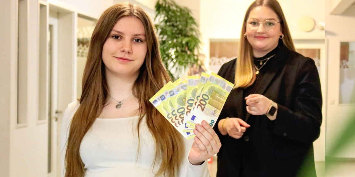 Zwei junge Frauen wedeln mit Geld