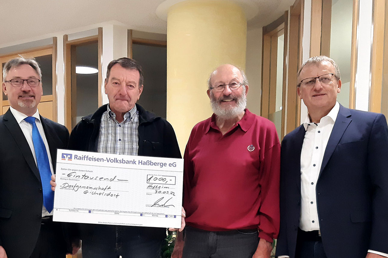 Elmar Zehnter und Armin Maniette übergeben die Spende an die Dorfgemeinschaft Eichelsdorf