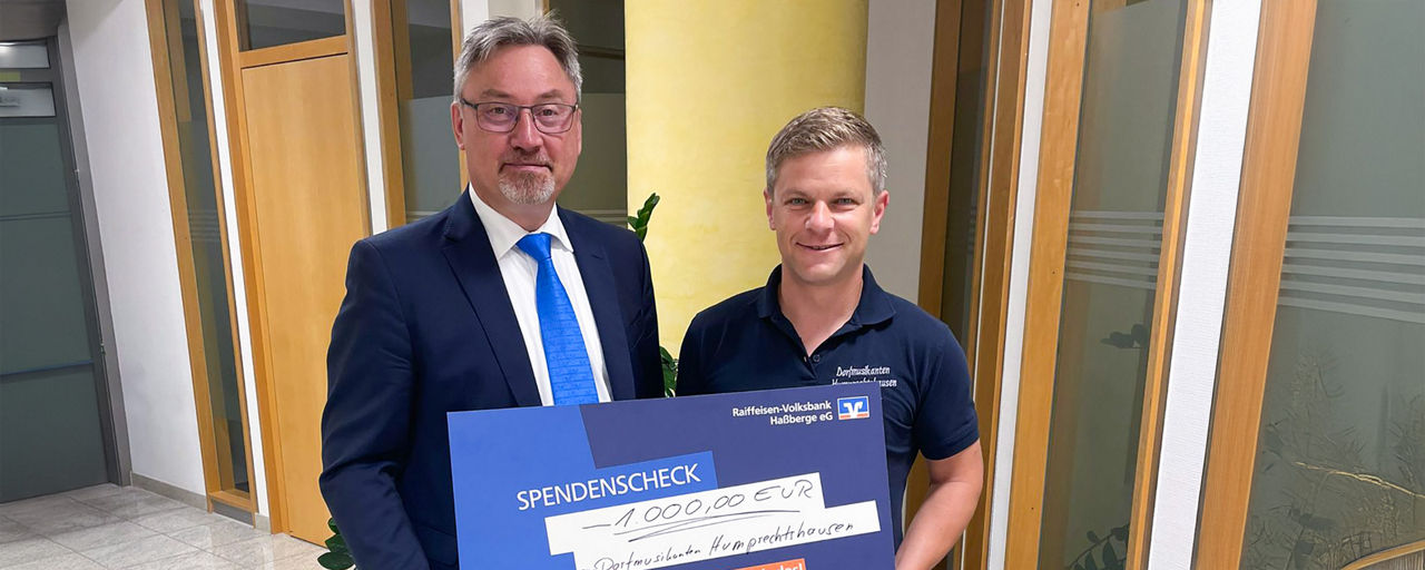 Elmar Zenhnter, Filialleiter in Hofheim übergibt die Spende an die Dorfmusikanten Humprechtshausen