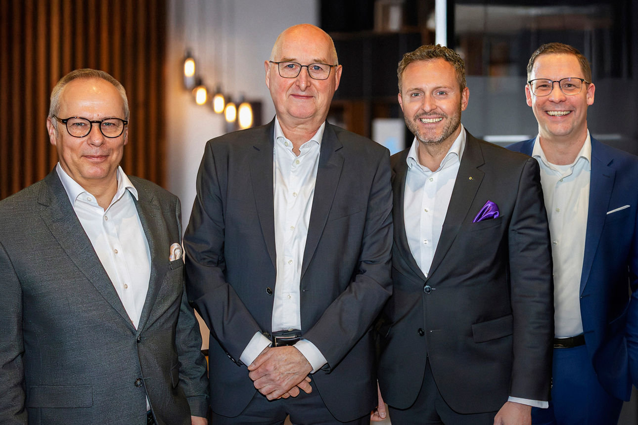 Führungsveränderung bei der Dortmunder Volksbank: Martin Hoffmann  (2.v.l.) übergibt seinen Platz in der Doppelführung