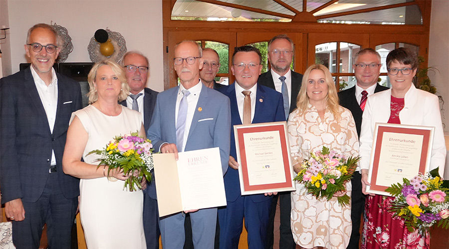 Eine vielfältige Gruppe von Personen, die stolz ihre Zertifikate präsentieren