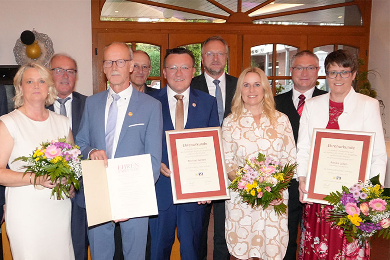 Eine vielfältige Gruppe von Personen, die stolz ihre Zertifikate präsentieren