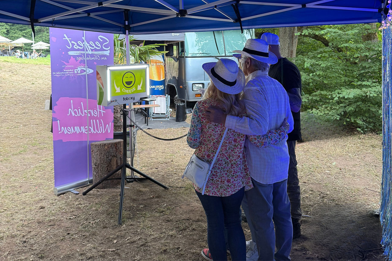 Drei Personen machen ein Foto in der Fotobox