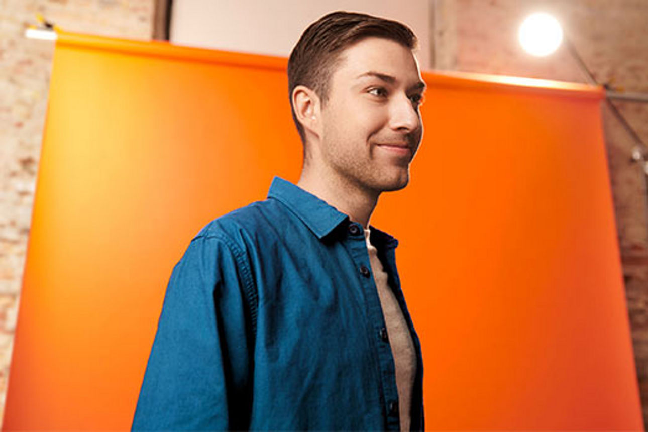 Student beim Videodreh vor einer Leinwand