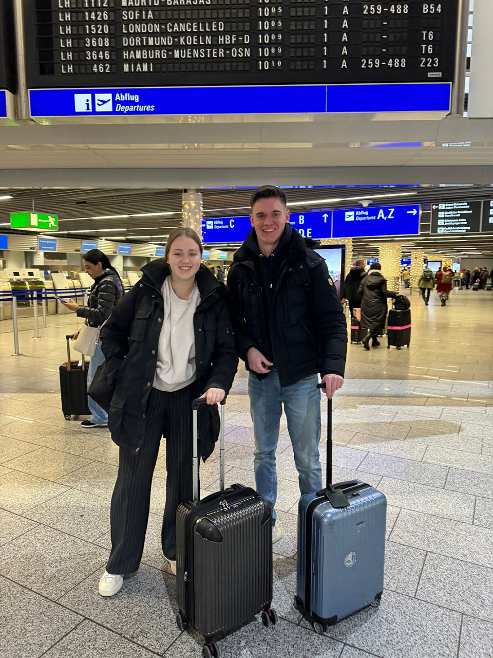 Sinah und Ole mit ihren Koffern am Flughafen Frankfurt am Main