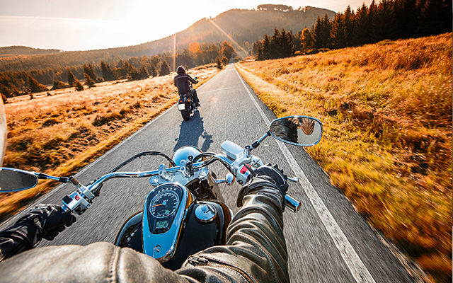 Eine Person auf einer Harley