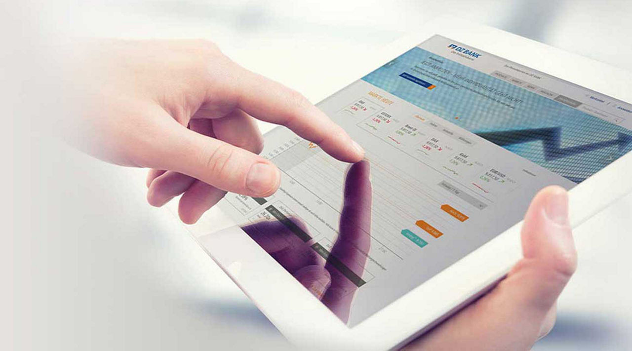 Anlageprodukte der DZ Bank - Finger auf einem Ipad, auf dem Display DZ Bank Seite
