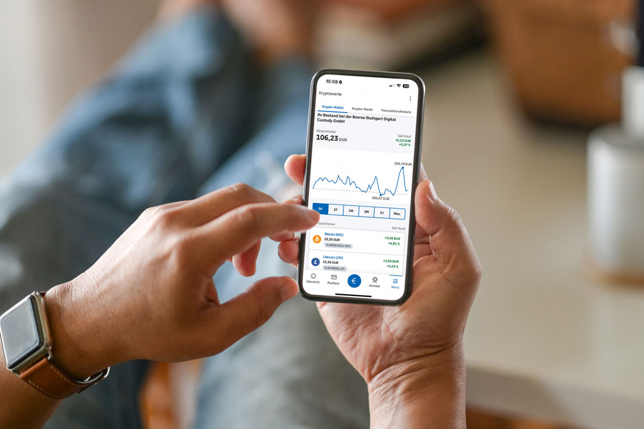 Smartphone mit Chart zu Krypto